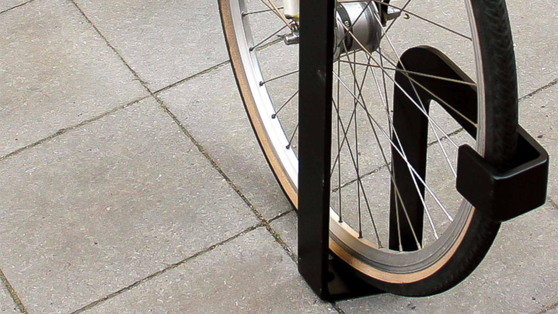 Eigen repetitie hoofdkussen Ekeberg fietsenrek | Functionele zwarte design fietsrek | Tjinco